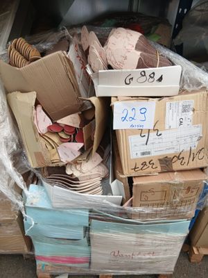 une pile de cartons empilés les uns sur les autres sur une palette