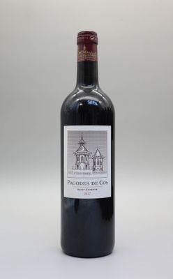 la bouteille de vin rouge est posée sur la table