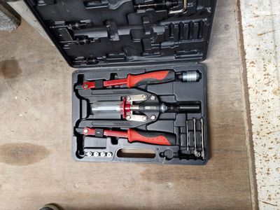 une trousse à outils posée sur le sol