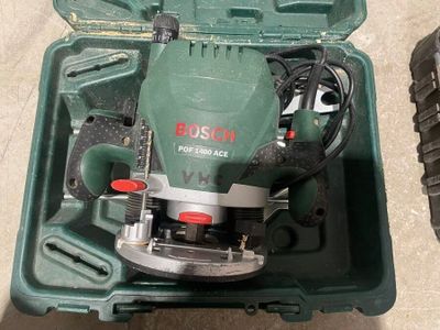une boîte à outils verte contenant une scie circulaire