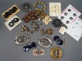 de nombreux types de boutons différents et des boutons disposés sur une table