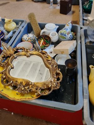 deux plateaux sur lesquels se trouvent un miroir et une banane