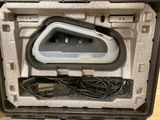 un étui contenant un chargeur, posé sur une table