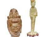 deux figurines assises l'une à côté de l'autre