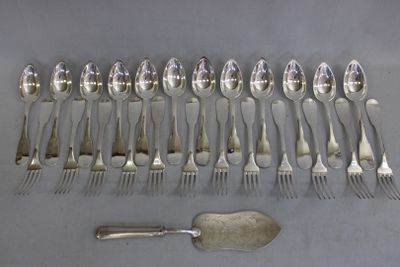 beaucoup de cuillères et de fourchettes en argent sur la table