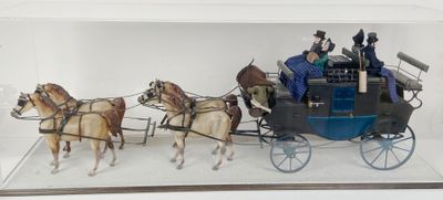 une maquette d'une calèche tirée par des chevaux avec des passagers à l'intérieur
