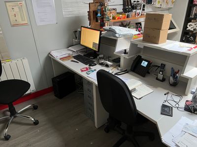 un bureau avec une chaise et un ordinateur dessus