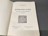 un livre ouvert posé sur une table, sur une table