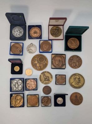 toutes ces pièces exposées sur la table