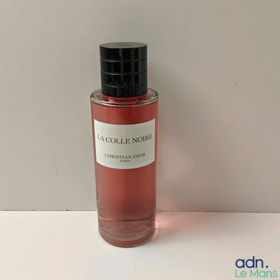 une photo d'un flacon de parfum posé sur une table