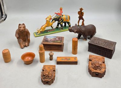 beaucoup de jouets en bois posés sur une table