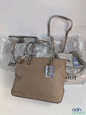 Les sacs sont alignés sur une surface blanche, à côté de sacs en plastique transparent