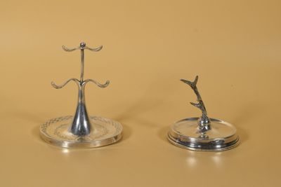deux figurines en argent posées l'une sur l'autre