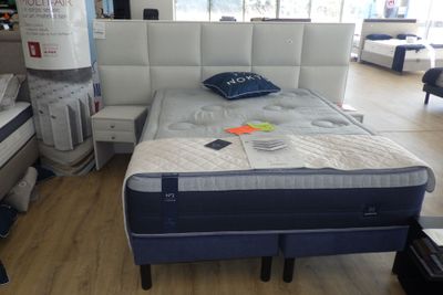 un lit qui se trouve au milieu d'une pièce