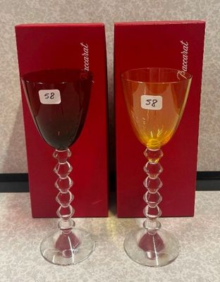 deux verres à vin posés l'un à côté de l'autre sur une table