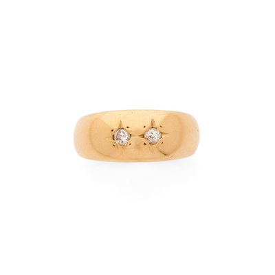 une bague en or sertie de deux diamants au centre