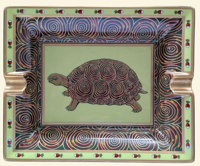 une image représentant une tortue peinte sur une assiette décorative