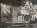 un dessin représentant un vase de fleurs posé sur une table à côté d'un miroir