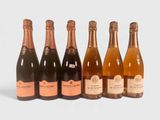 six bouteilles de champagne sont alignées