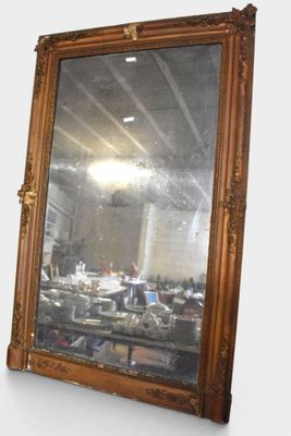un grand miroir accroché au mur