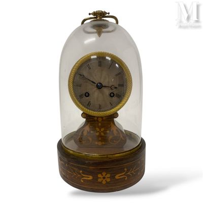 un dôme de verre avec une horloge à l'intérieur