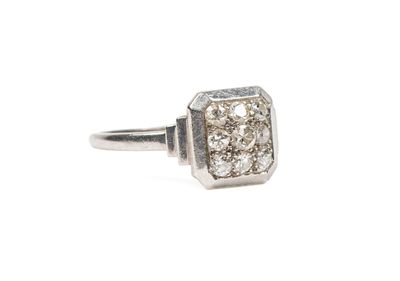 gros plan d'une bague en diamant sur fond blanc