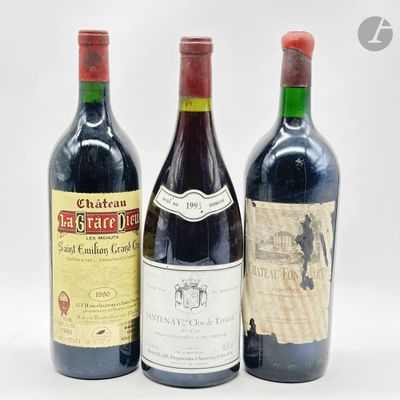 trois bouteilles de vin posées l'une à côté de l'autre sur une table