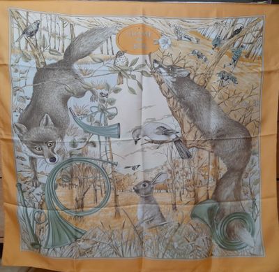 une écharpe jaune avec un motif d'animaux dessus