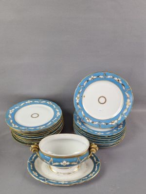 six assiettes bleues et blanches, ainsi qu'une tasse et une soucoupe
