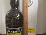 une bouteille de vin posée sur une table à côté d'une règle