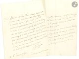 une vieille lettre manuscrite d'un homme tenant un morceau de papier sur lequel figurent des mots