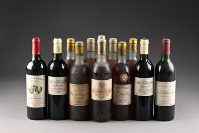 plusieurs bouteilles de vin sont alignées dans une rangée