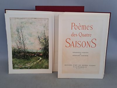 deux livres posés sur une table, avec un tableau représentant des arbres en arrière-plan