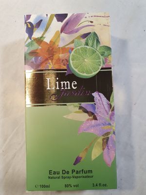 gros plan d'une boîte de parfum sur une surface blanche