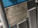 un gros plan d'une machine comportant de nombreuses pièces métalliques