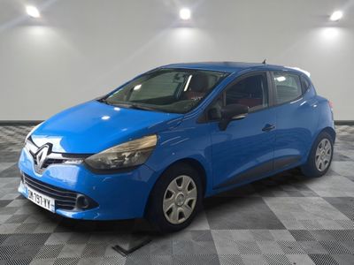 la voiture bleue est garée sur le sol en damier d'un garage