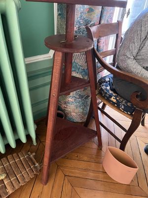 une chaise et une table dans une pièce, près d'un radiateur