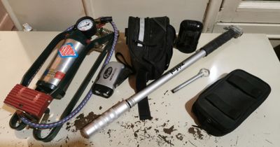 un grand nombre d'outils posés sur une table