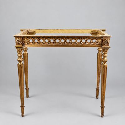 une console richement sculptée, dotée d'un plateau en verre