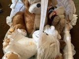 un ours en peluche dans un panier rempli d'animaux en peluche