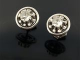 une paire de boucles d'oreilles en diamant sur une surface noire