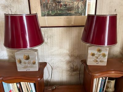 deux lampes posées sur le bord d'une table