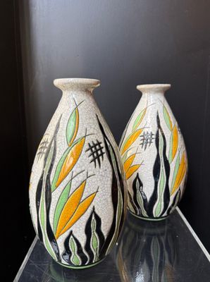deux vases posés sur une table en verre