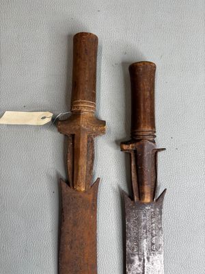 DEUX SABRES à quillons et poignées en bois, lame lancéolée. - Photo 1