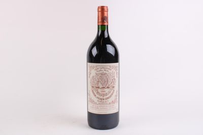 la bouteille de vin rouge est posée sur une surface blanche