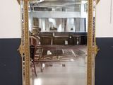 un miroir posé sur le sol d'une pièce