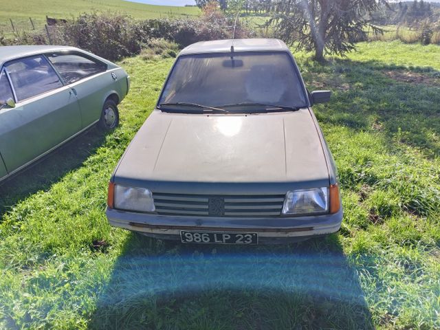 Véhicule particulier PEUGEOT 205 GRD immatriculée 986 LP 23, 2698...