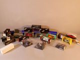 tout un tas de jouets de toutes sortes sur la table
