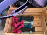 une boîte en bois contenant un tas de bêtises