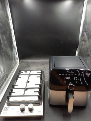 une plaque de cuisson noire et argentée et un four argenté et noir